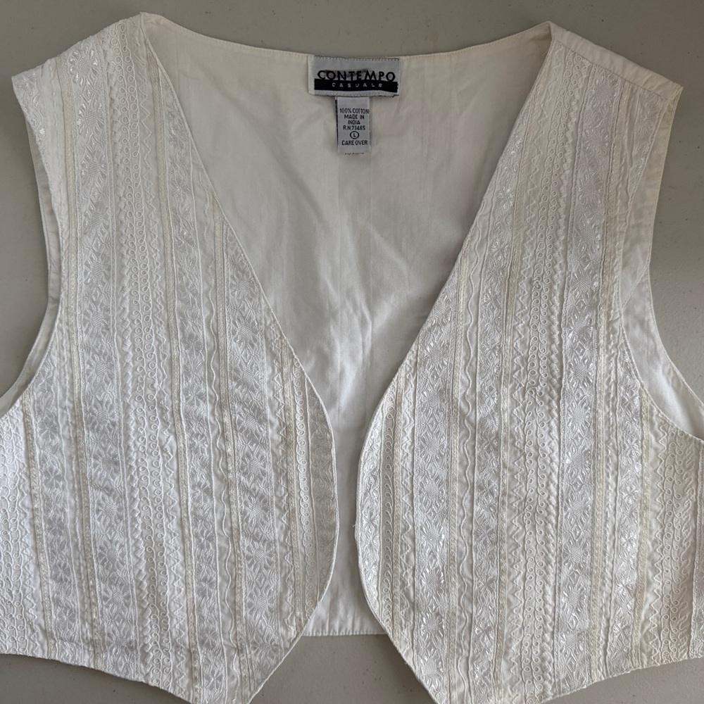 🤍CONTEMPO White Embroidered Bolero Vest